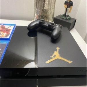 PS4 with 8 Games 1 Controller 500GB